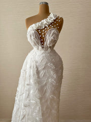 Mermaid Lace Gown – White Elegance with Deep Cut Bodice & Train